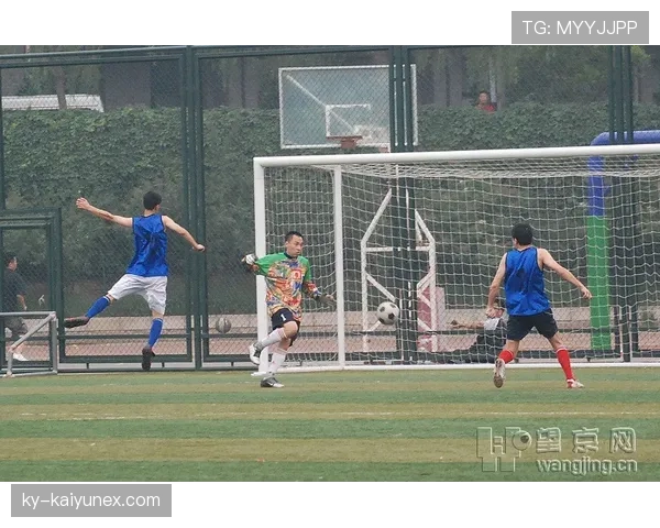 仲满这生活简直戏剧，一边球场挥汗一边豪宅派对全开没谁了