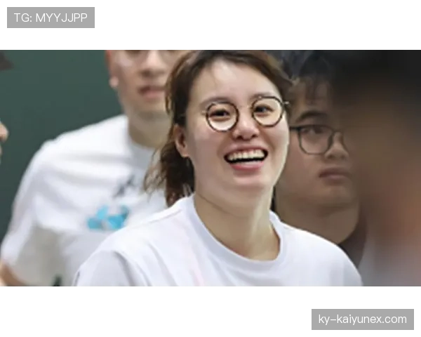 傅园慧笑得像隔壁阿姨，随手一抬手腕那块bling把我月薪按得只剩尾数